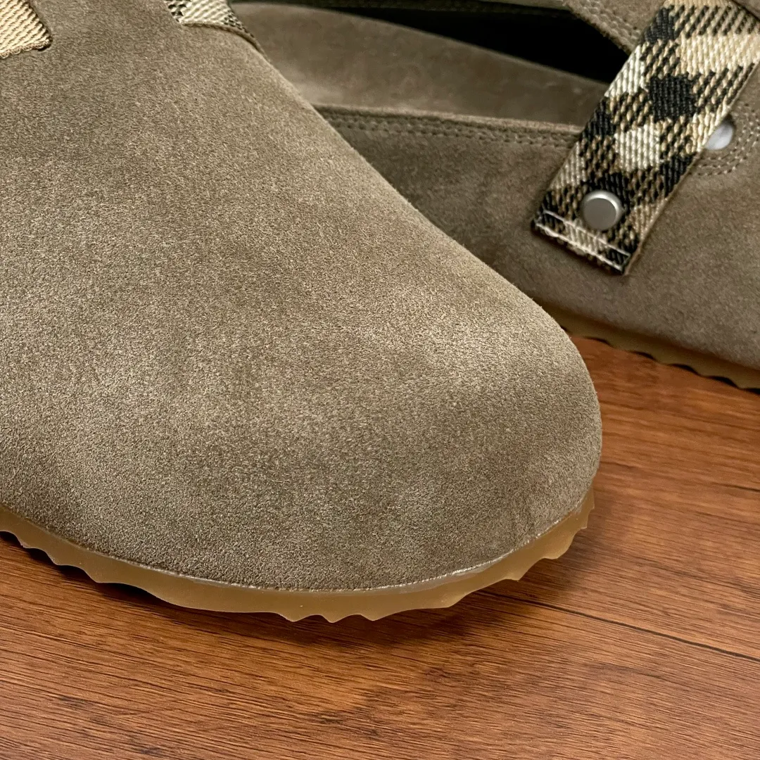 P360 Burberry's new men's checkered leather Urchin half-flop. Made of soft suede cowhide and calfskin, these half-flop sandals feature an adjustable B-shaped buckle strap and are decorated with the signature sand-colored Burberry check in jacquard worsted. The upper wraps around the midsole and is paired with a sole made of the same upper material with an embossed logo on the heel and a wavy rubber outsole embellished with the Burberry lettering. Fashionable and casual! Comes with full set of original packaging dust bag! Code number: 39-40-41-42-43-44 standard code (38/45 can be customized and returns and exchanges are not supported) No. 012